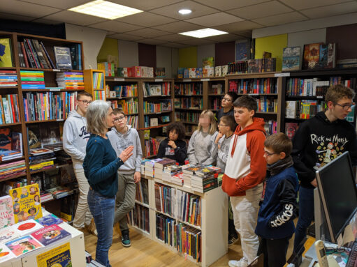 Les élèves d'ULIS lors des achats à la libraire "des livres et des hommes"